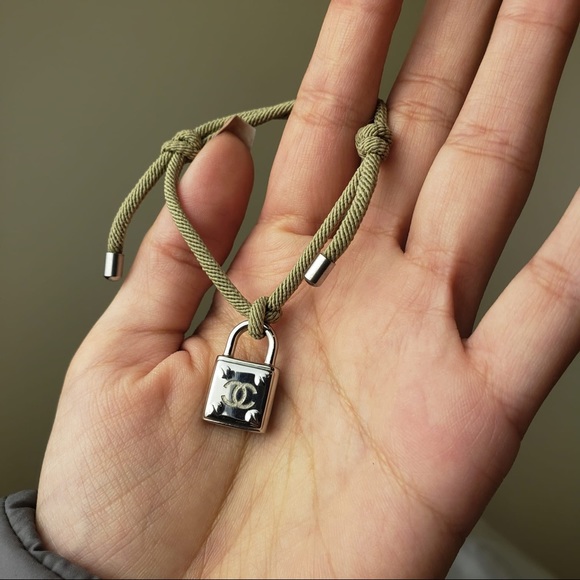 Olive green rope bracelet with silver lock charm | adjustable minimalist style - Picture 4 of 5